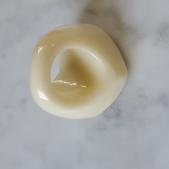 1980s Vintage Beige Plastic Heart Ring - Picture 5 of 7